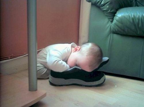bebê dormindo dentro do sapato